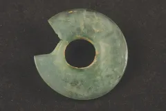 This is the top to a medicine phial. Small glass bottles were made for doctors, apothecaries, and household use in a variety of forms and for a range of uses.